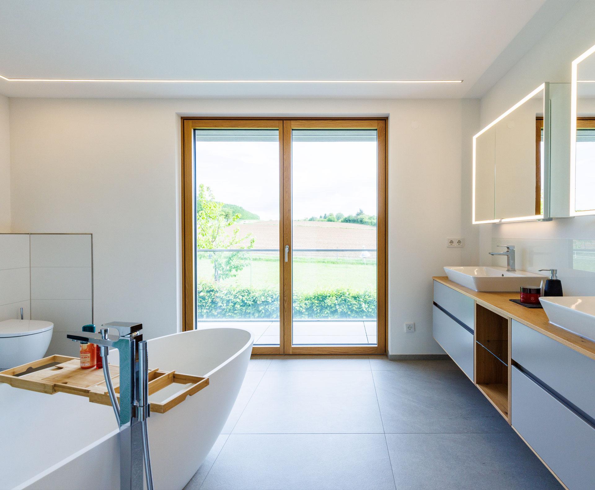 Modernes Badezimmer mit freistehender Badewanne und Doppelwaschtisch