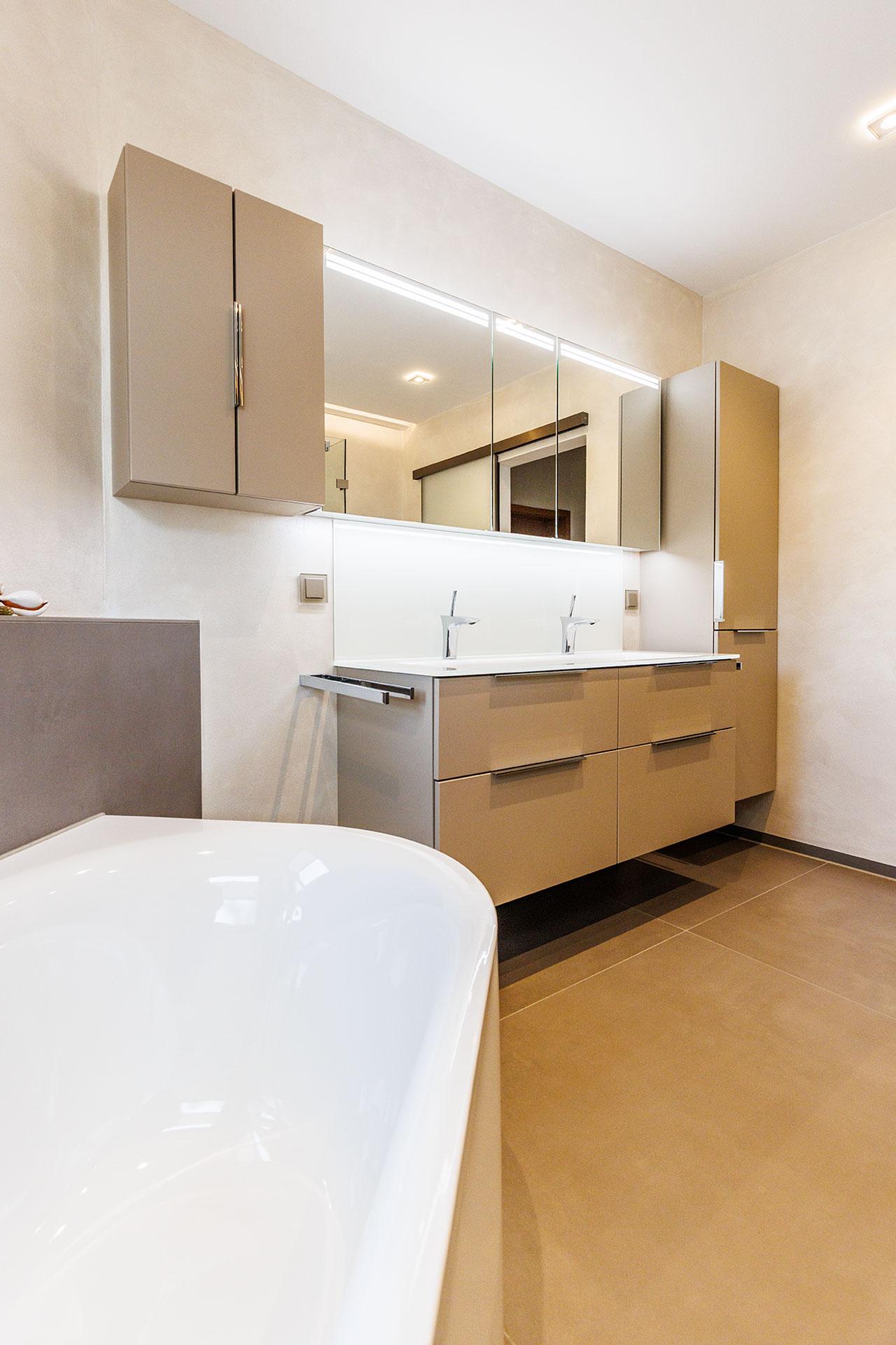 Modernes Badezimmer mit Doppelwaschtisch und Badewanne