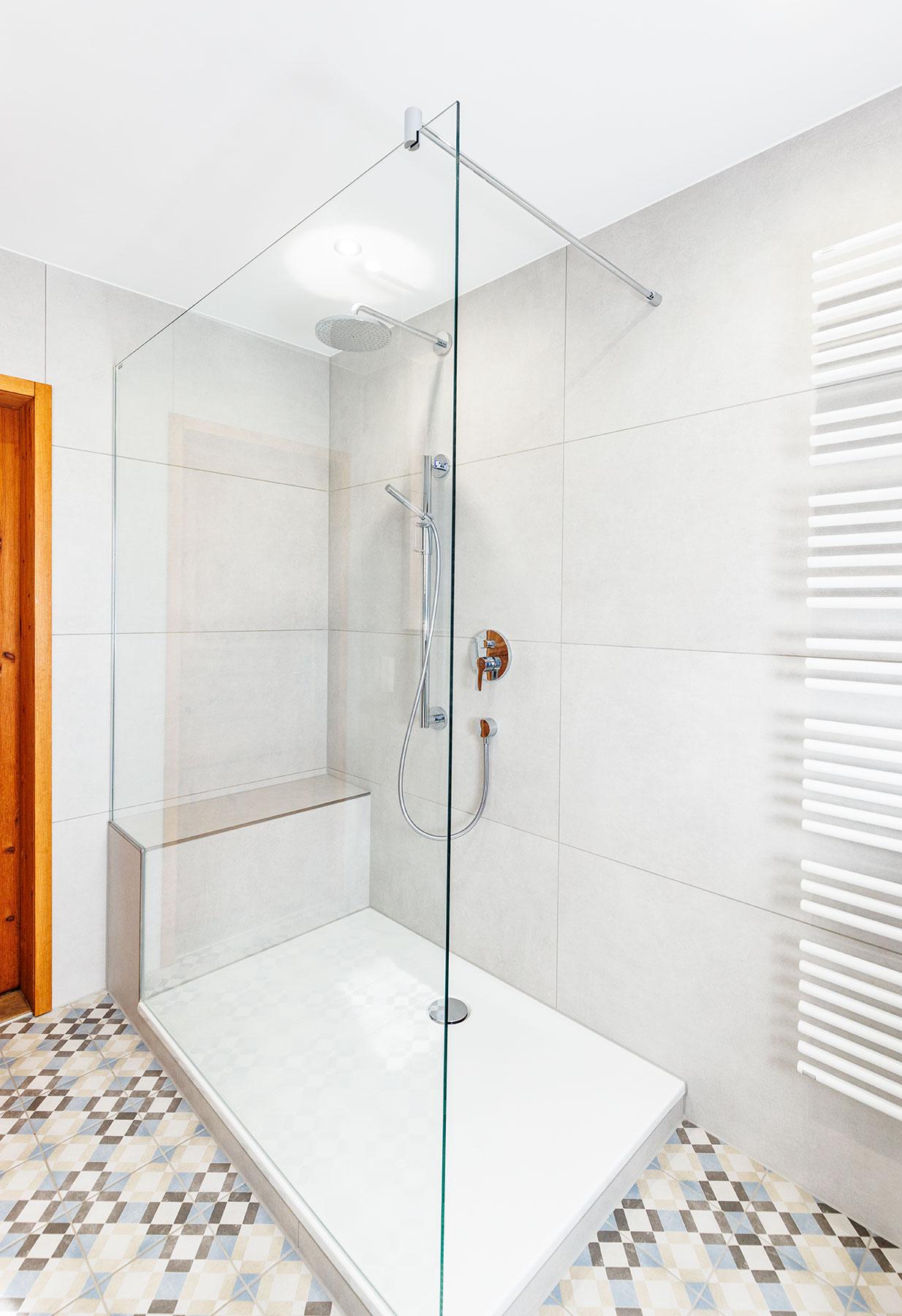 Walk-In-Dusche mit Glasabtrennung und Regendusche