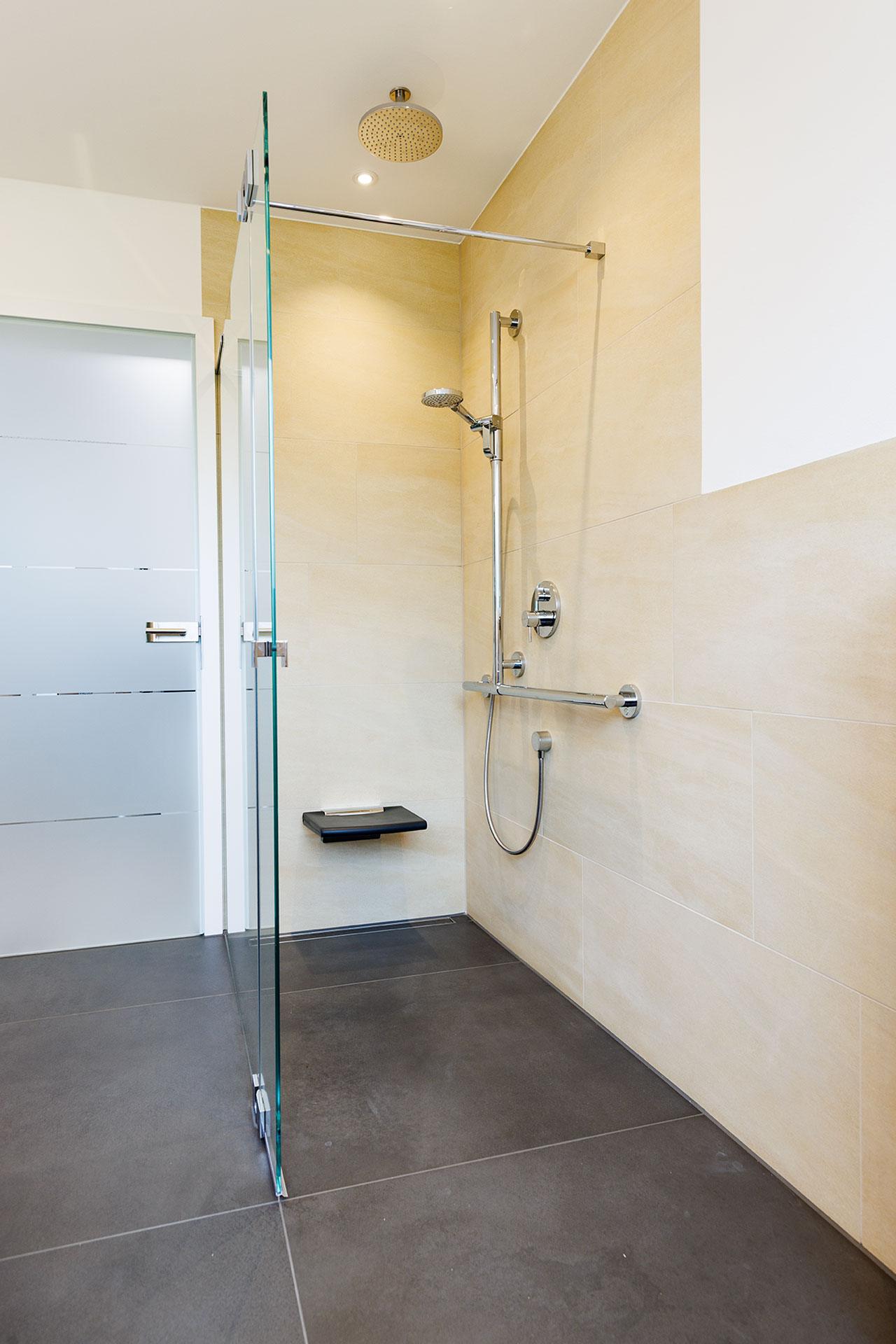 Bodengleiche Dusche mit Haltegriff und Duschsitz für mehr Sicherheit