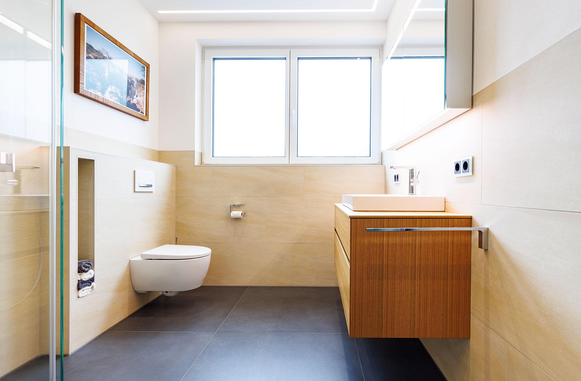 Altersgerechtes Badezimmer mit bodengleicher Dusche und großzügiger Bewegungsfläche