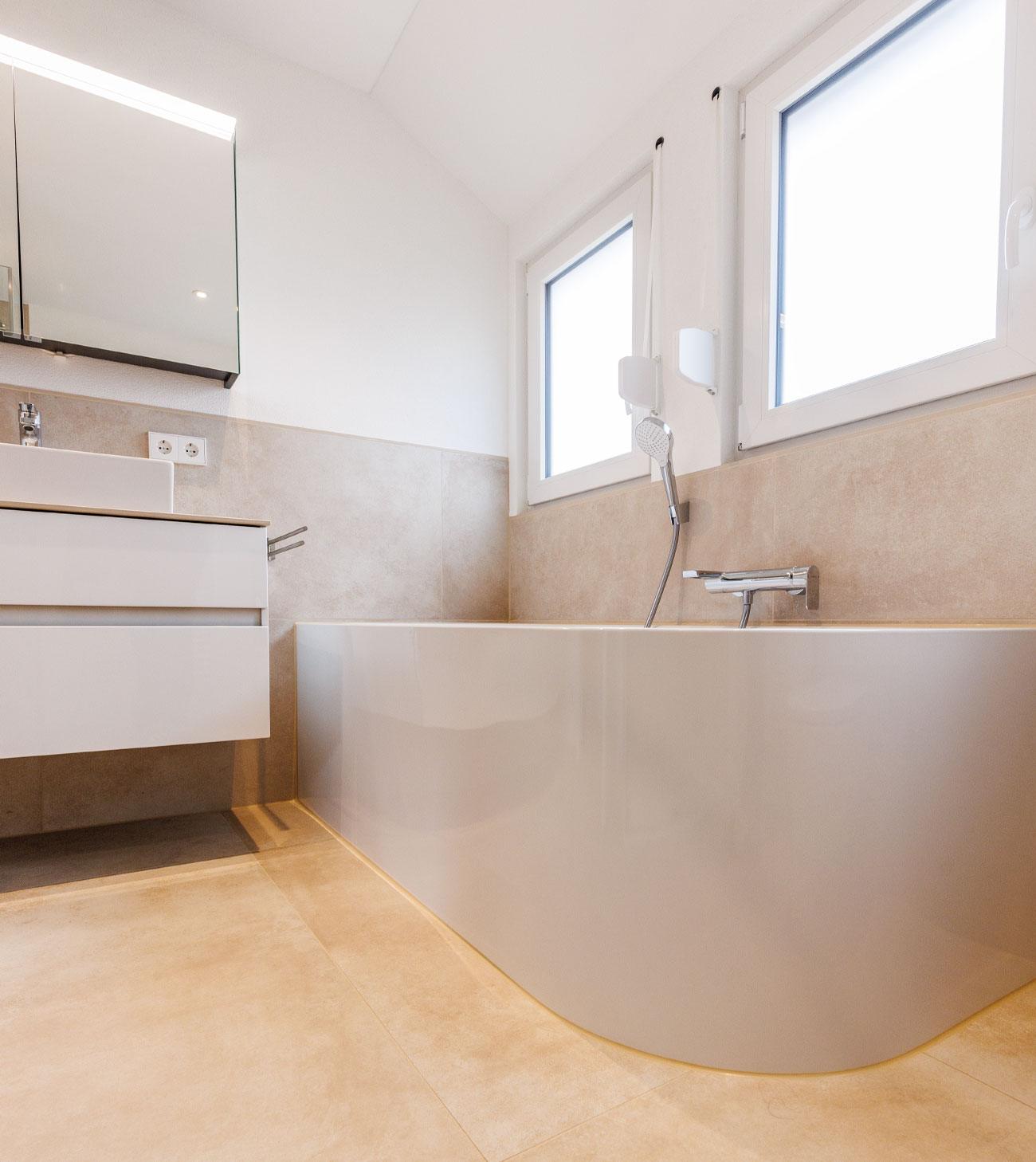 Komfortbad mit Badewanne und modernem Waschtisch