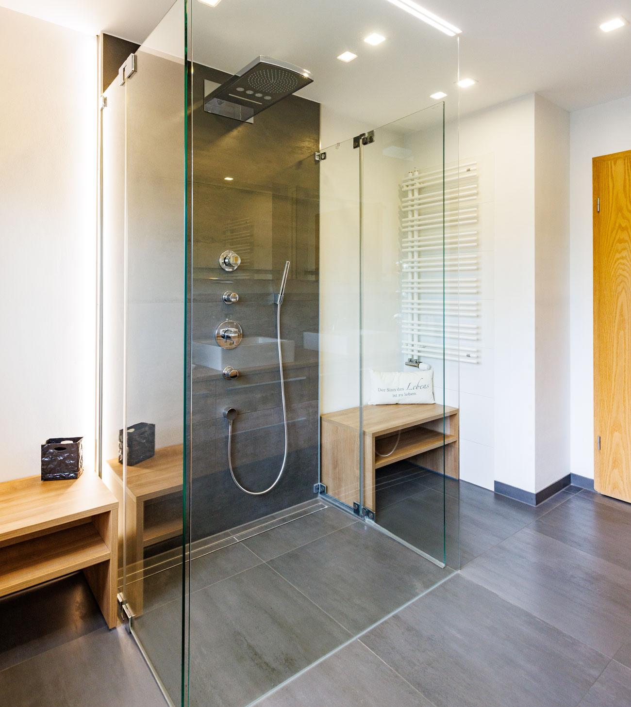 Wellnessbad mit großzügiger Walk-In-Dusche und Regendusche