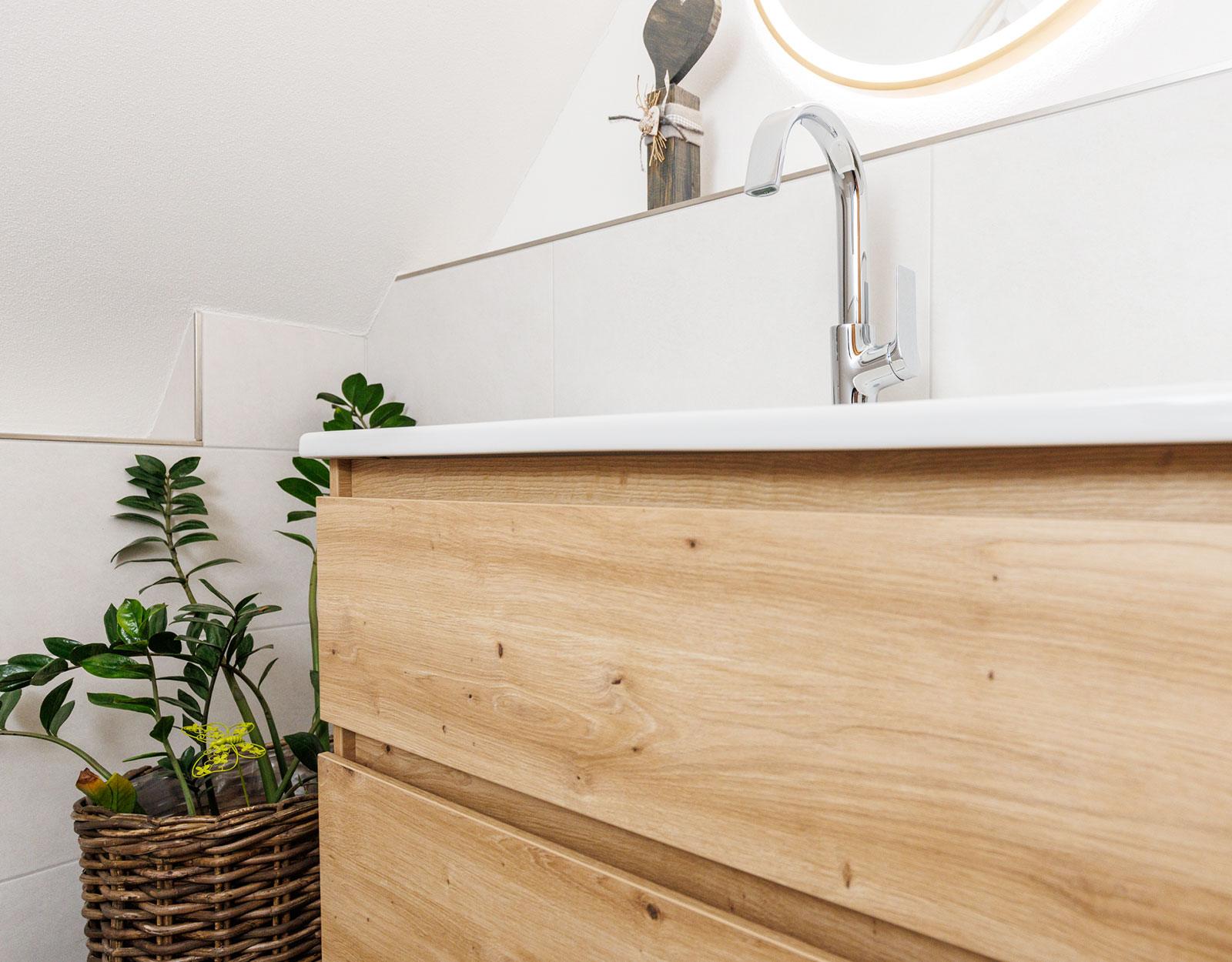 Badmöbel in Holzoptik mit modernem Waschtisch
