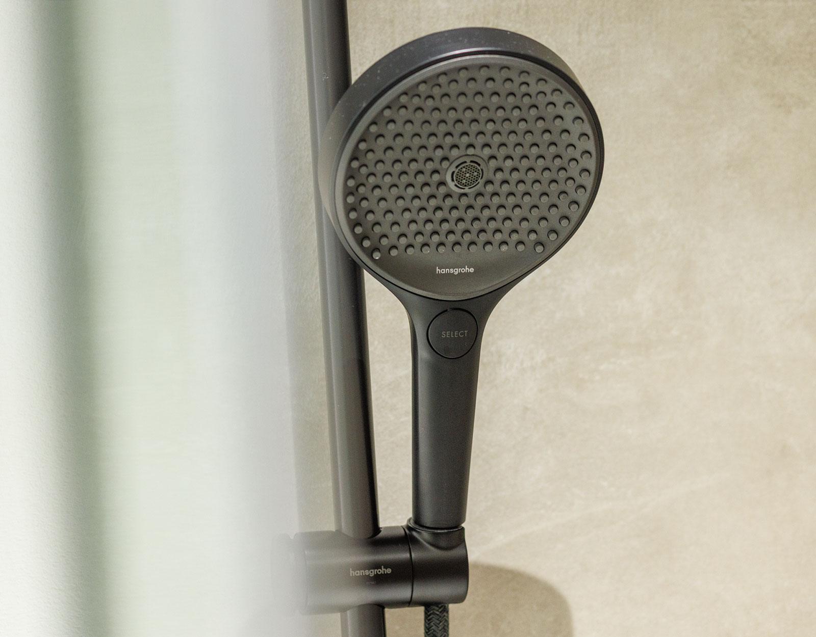 Modernes Duschsystem mit Handbrause von hansgrohe