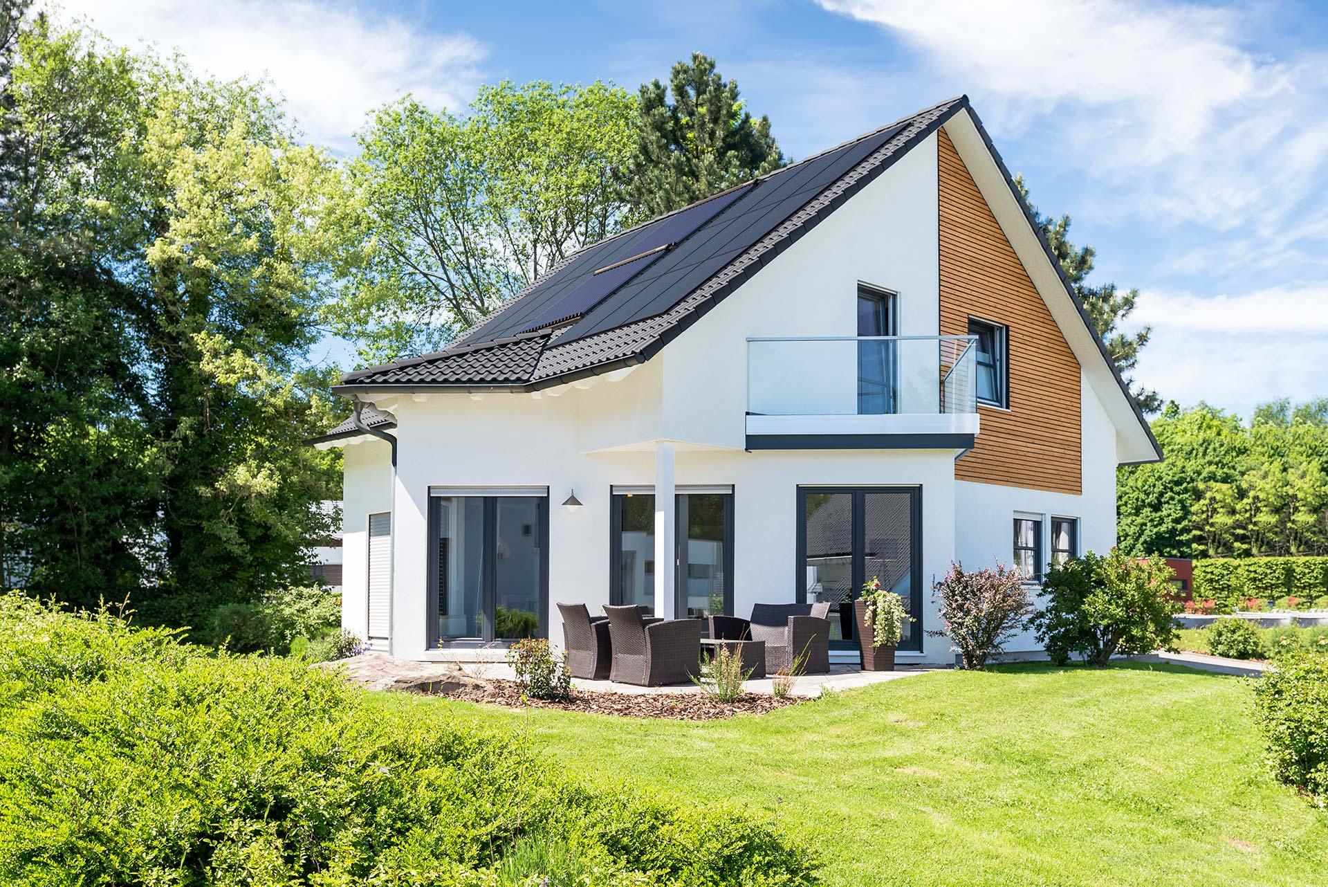 koegel-haustechnik-heizungsseite-solarthermie-01 Wohnhaus mit Solarkollektoren auf dem Dach
