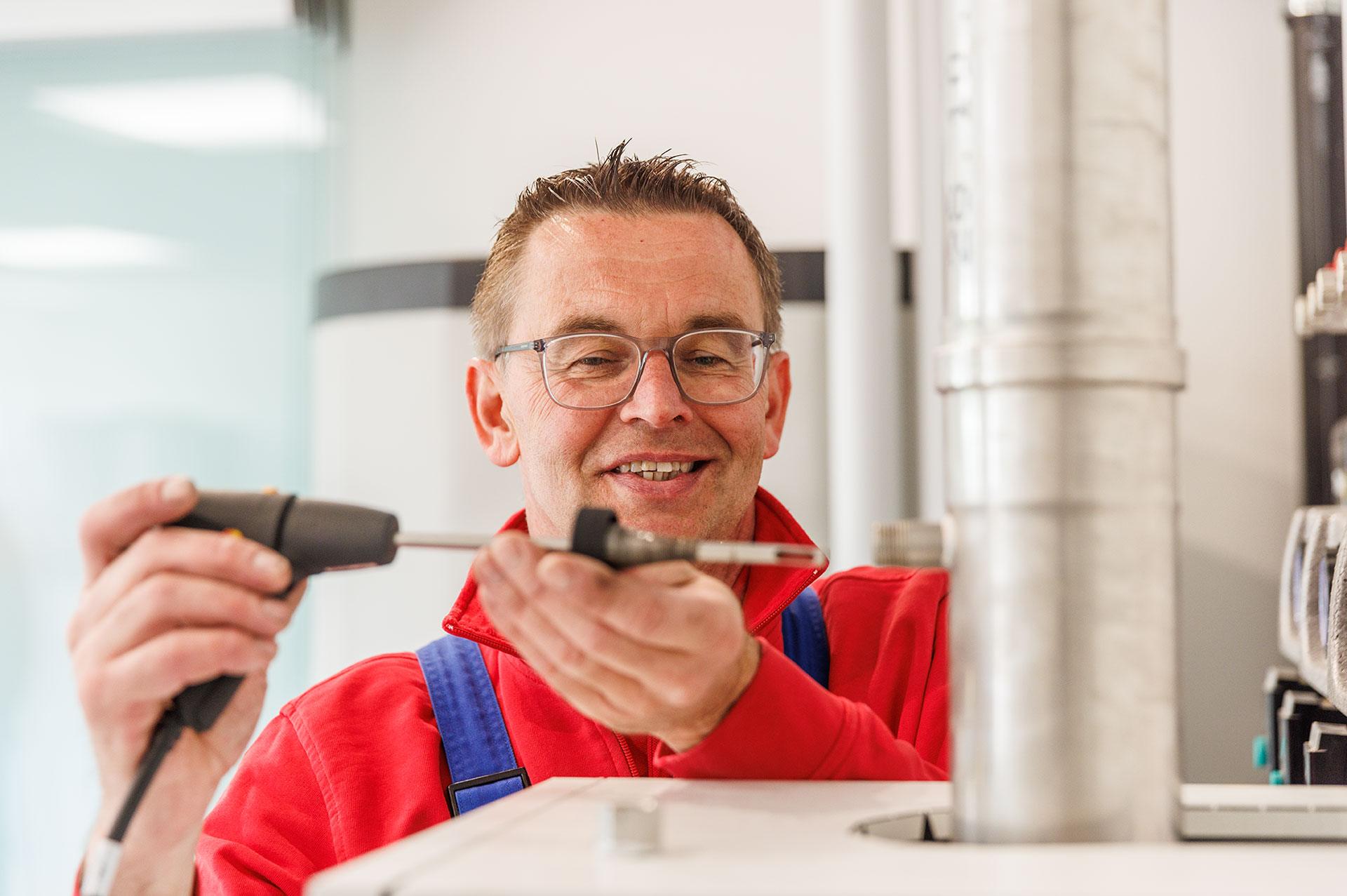 KÖGEL Haustechnik bei der Wartung einer Heizungsanlage