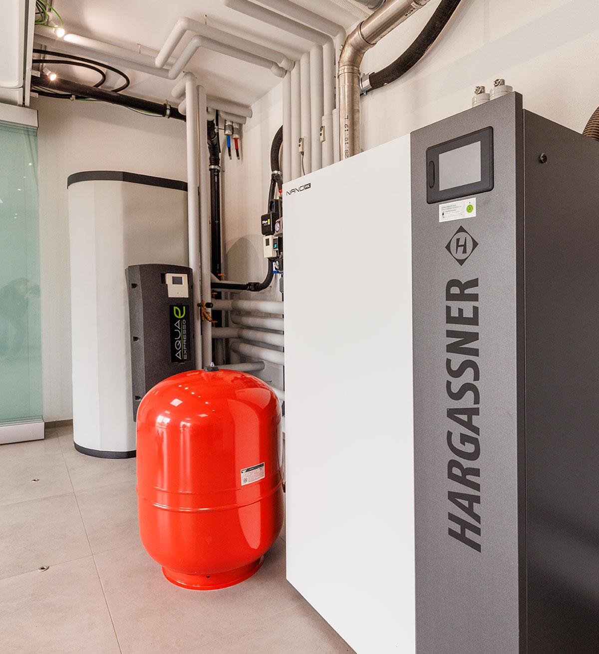 koegel-haustechnik-heizungsseite-wartung-14 Moderne Heizungsanlage mit Speicher im Heizraum