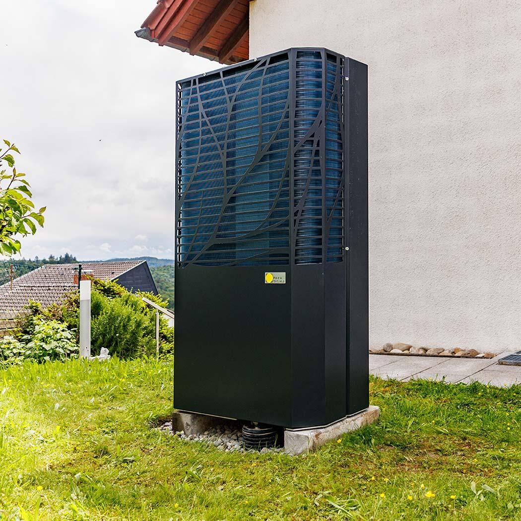 koegel-haustechnik-heizungsseite-wartung-30 Luft-Wasser-Wärmepumpe an einem Wohnhaus
