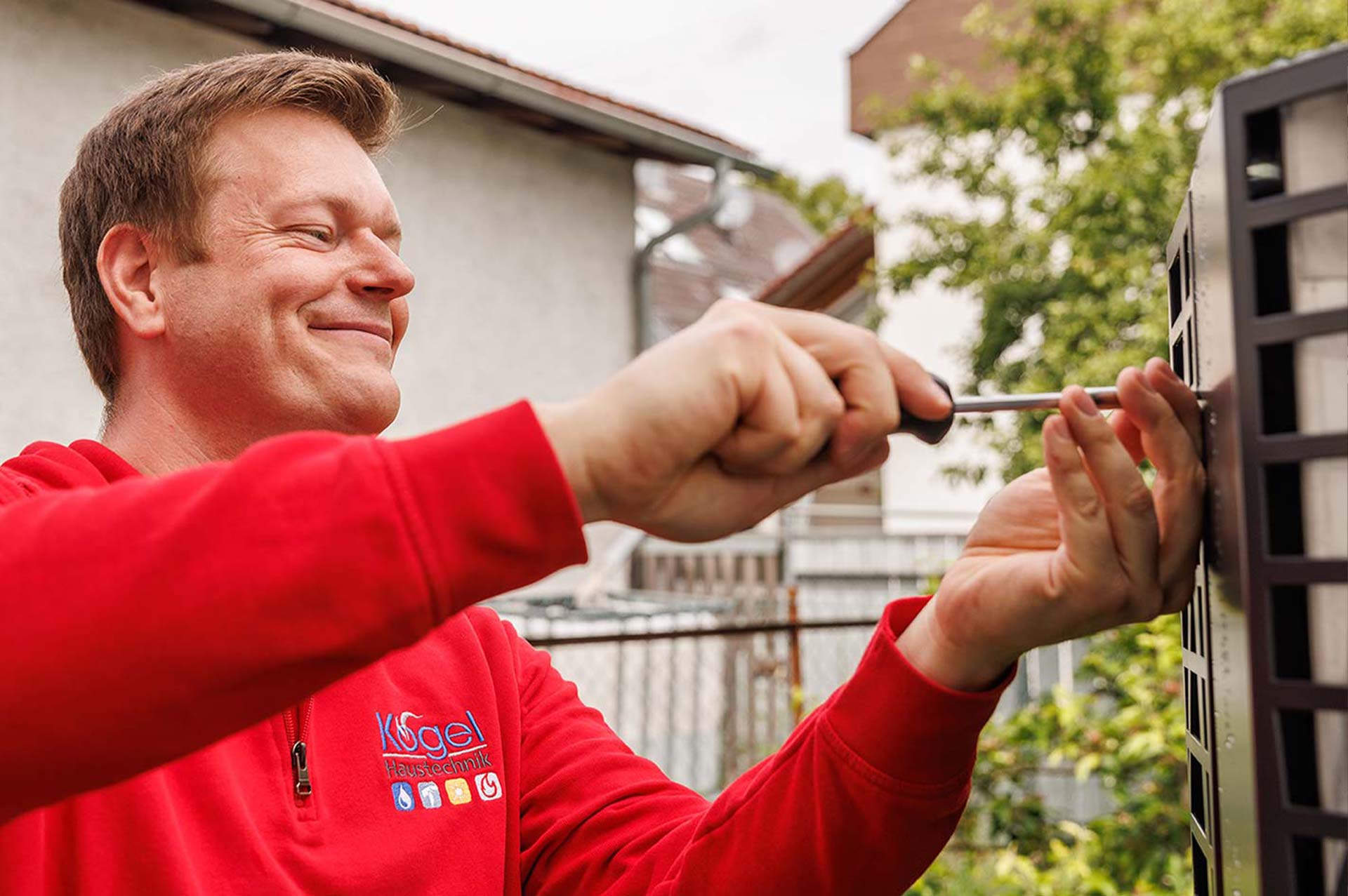 KÖGEL Haustechnik bei der Wartung einer Heizungsanlage