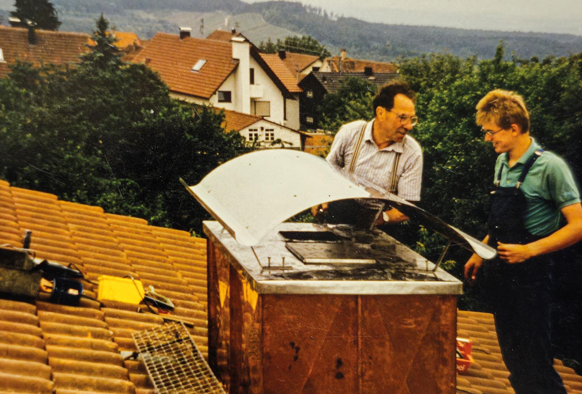 Historische Handwerksarbeiten von KÖGEL Haustechnik auf einem Hausdach