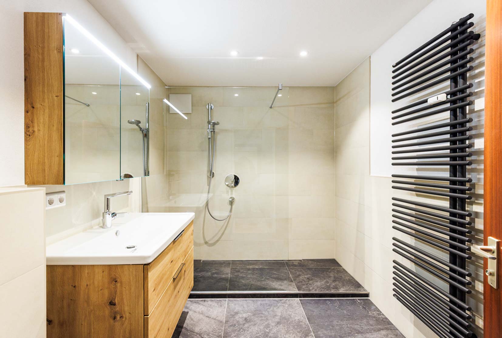 Modernes Badezimmer nach der Badsanierung mit bodengleicher Dusche